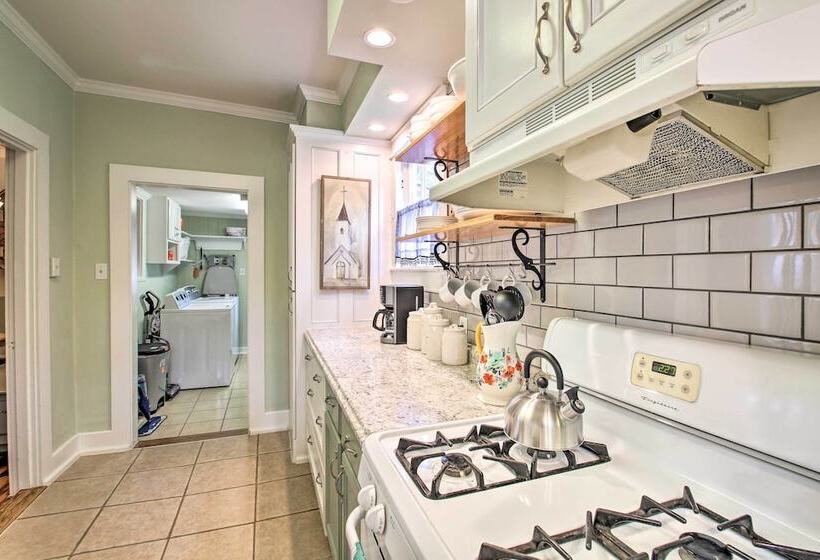 1/2 Mi To Hot Springs Nat L Park: Cottage W/ Patio