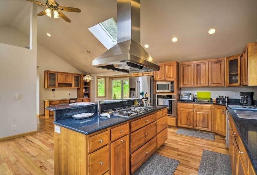 Idyllic Retreat ~ 20 Mi To Olympic National Park!