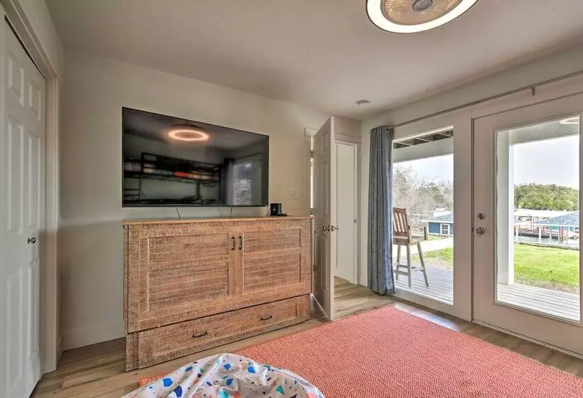 Lake Dayz Granbury Retreat W/ Private Dock!