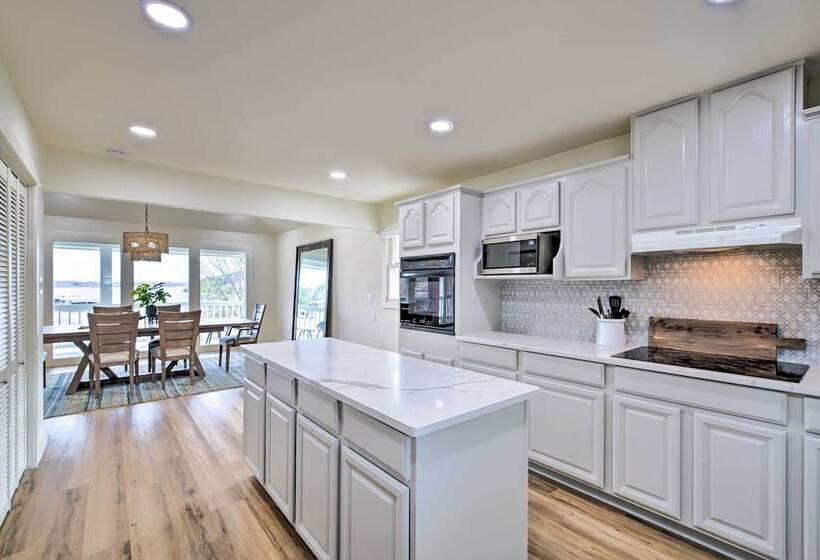 Lake Dayz Granbury Retreat W/ Private Dock!