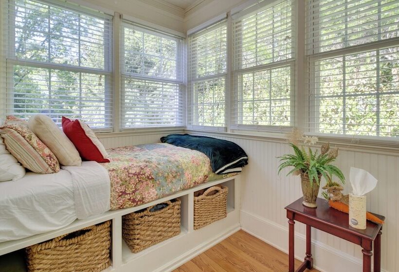 Le Canard  Cottage W/ Porch: 7 Mi To The Biltmore