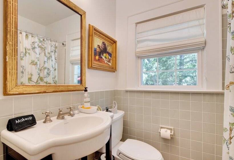 Le Canard  Cottage W/ Porch: 7 Mi To The Biltmore