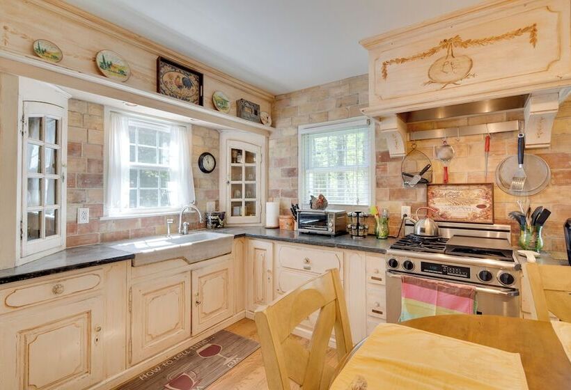 Le Canard  Cottage W/ Porch: 7 Mi To The Biltmore