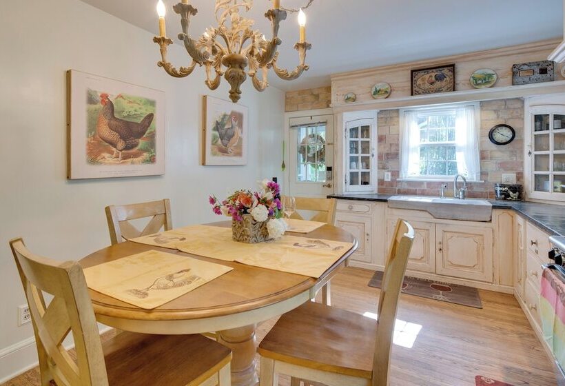 Le Canard  Cottage W/ Porch: 7 Mi To The Biltmore