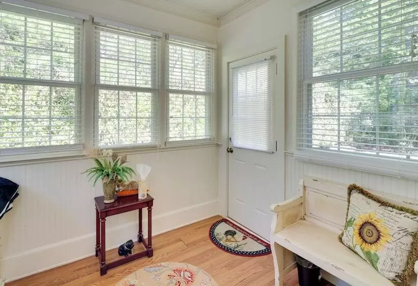 Le Canard  Cottage W/ Porch: 7 Mi To The Biltmore