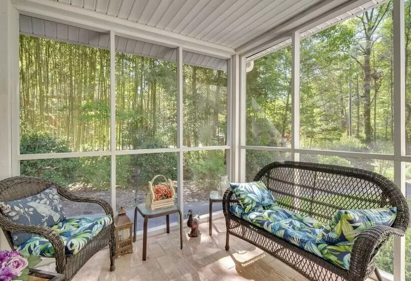 Le Canard  Cottage W/ Porch: 7 Mi To The Biltmore