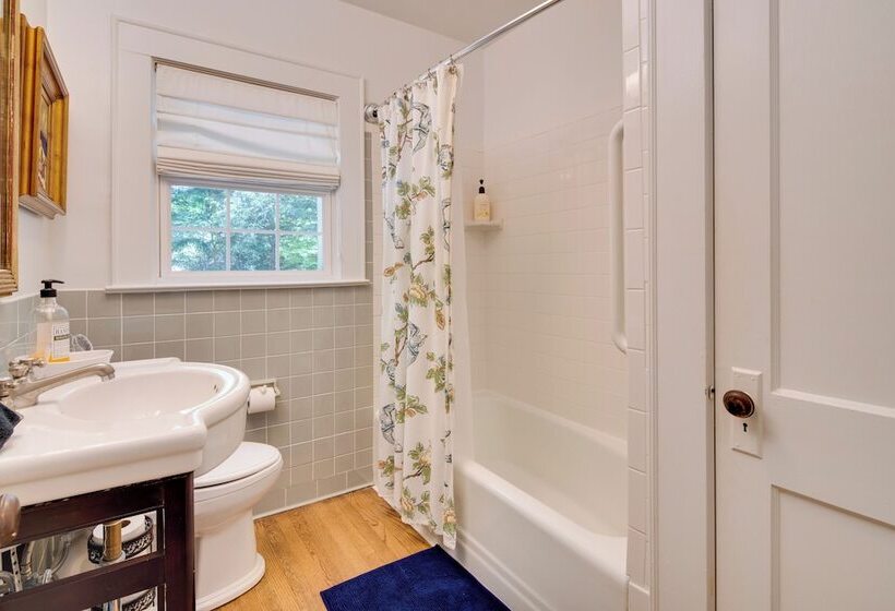 Le Canard  Cottage W/ Porch: 7 Mi To The Biltmore