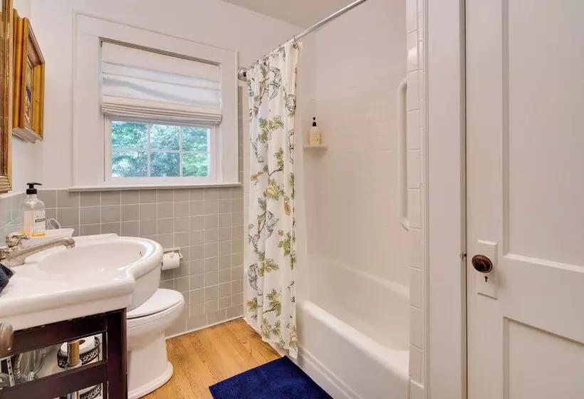 Le Canard  Cottage W/ Porch: 7 Mi To The Biltmore