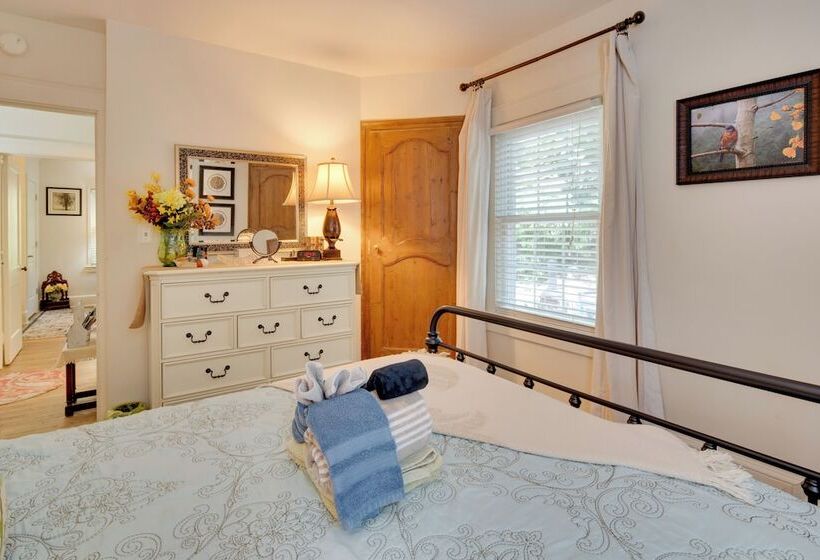 Le Canard  Cottage W/ Porch: 7 Mi To The Biltmore