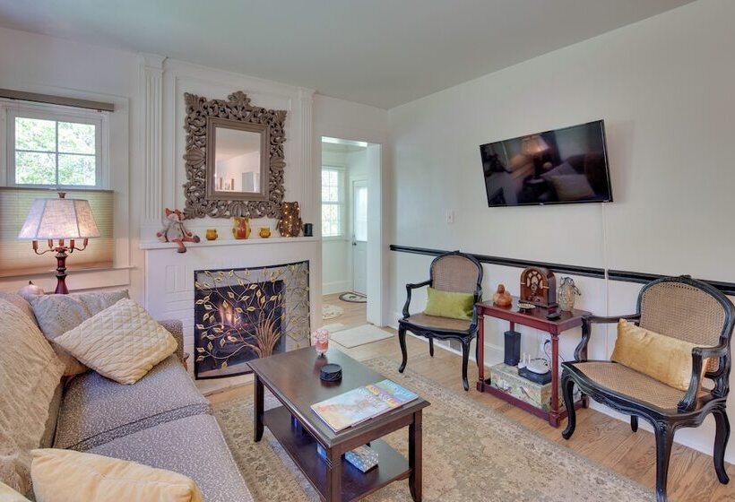 Le Canard  Cottage W/ Porch: 7 Mi To The Biltmore