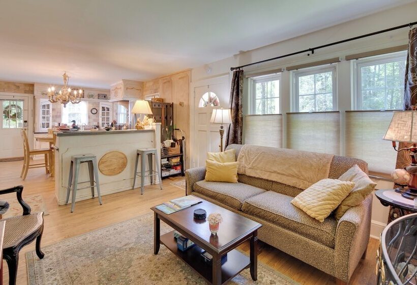 Le Canard  Cottage W/ Porch: 7 Mi To The Biltmore