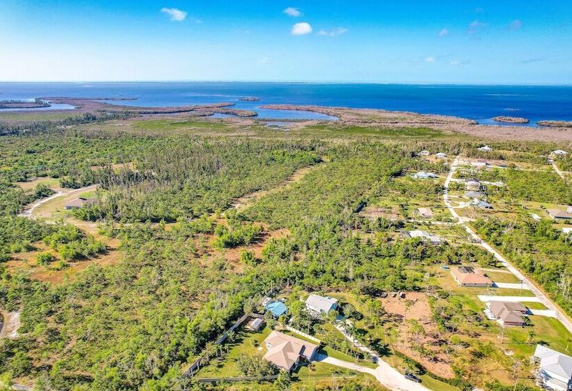 Game Room & Deck: Spacious Home In St James City