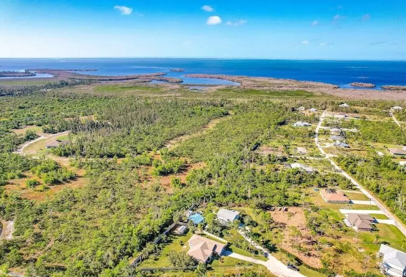 Game Room & Deck: Spacious Home In St James City