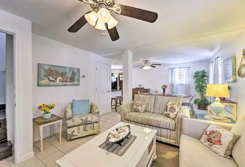 Pcb Group Retreat W/ Deck, 1 Block To Beach!