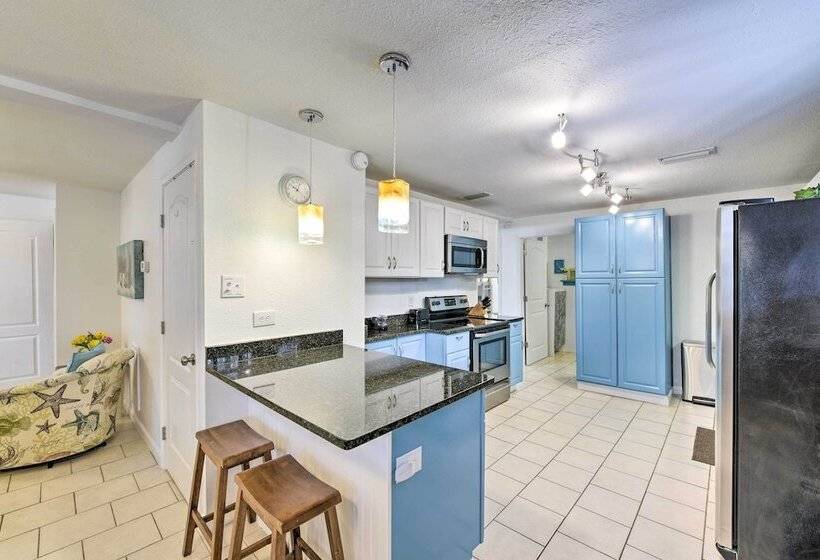 Pcb Group Retreat W/ Deck, 1 Block To Beach!