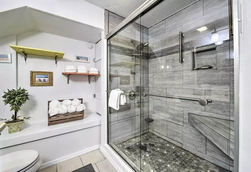 Pcb Group Retreat W/ Deck, 1 Block To Beach!