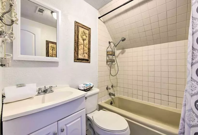 Pcb Group Retreat W/ Deck, 1 Block To Beach!