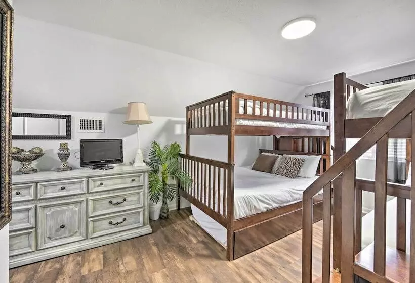 Pcb Group Retreat W/ Deck, 1 Block To Beach!