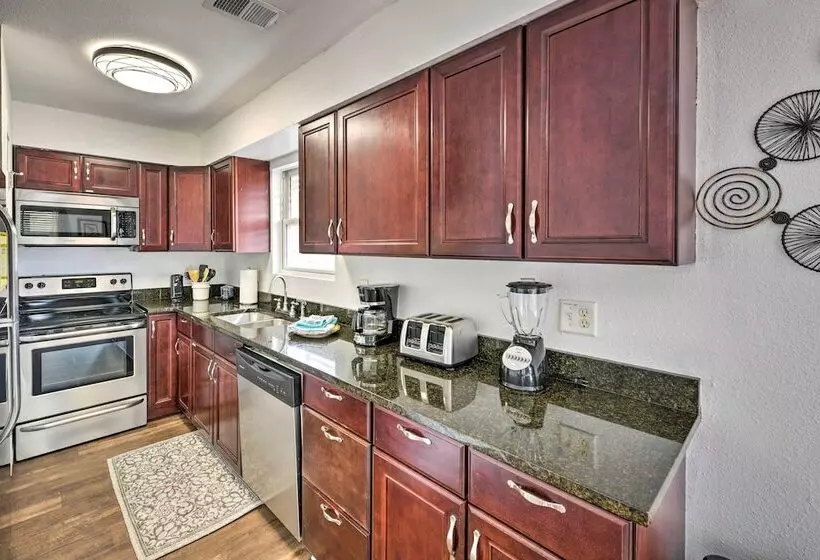 Pcb Group Retreat W/ Deck, 1 Block To Beach!