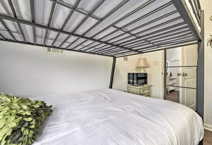 Pcb Group Retreat W/ Deck, 1 Block To Beach!