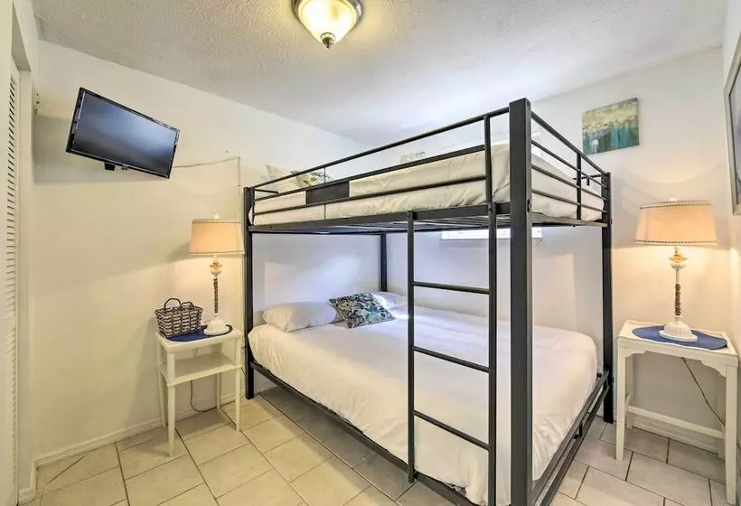 Pcb Group Retreat W/ Deck, 1 Block To Beach!