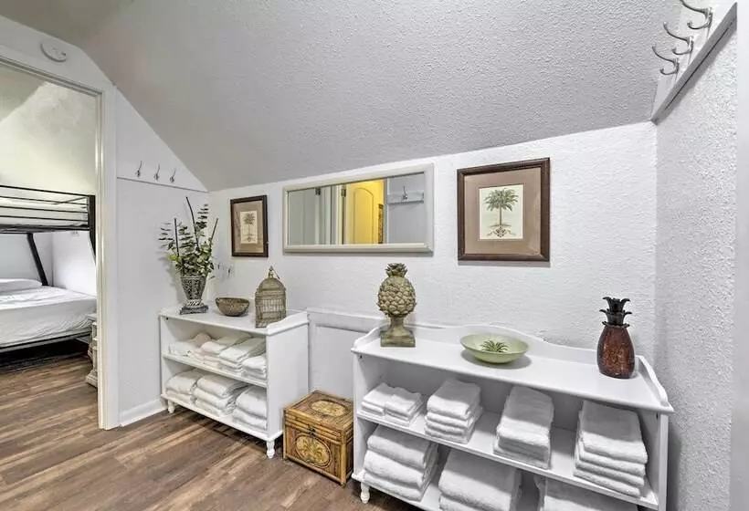 Pcb Group Retreat W/ Deck, 1 Block To Beach!