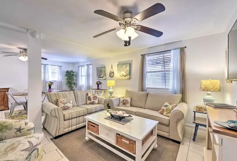 Pcb Group Retreat W/ Deck, 1 Block To Beach!