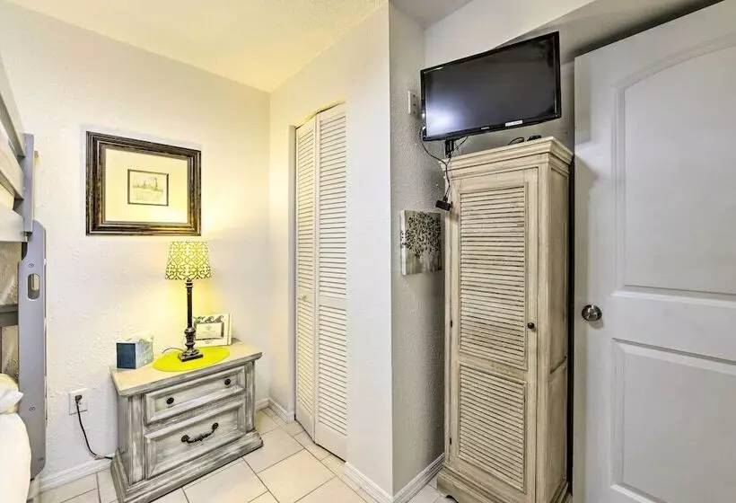 Pcb Group Retreat W/ Deck, 1 Block To Beach!