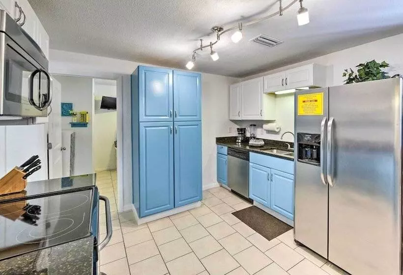 Pcb Group Retreat W/ Deck, 1 Block To Beach!