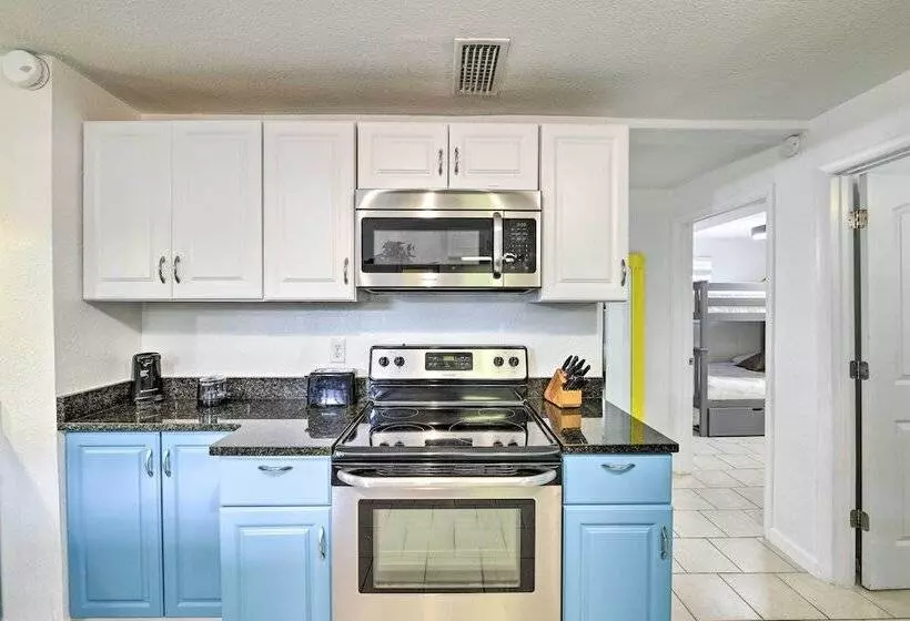 Pcb Group Retreat W/ Deck, 1 Block To Beach!