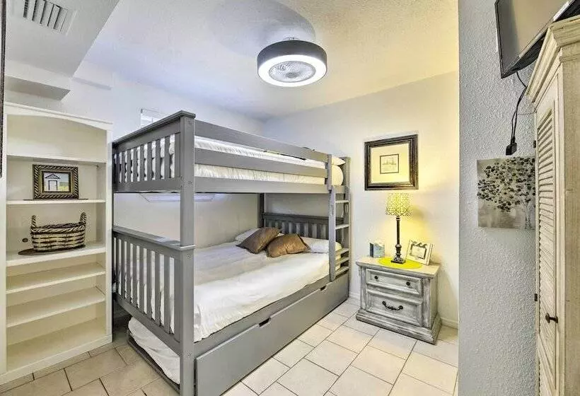 Pcb Group Retreat W/ Deck, 1 Block To Beach!