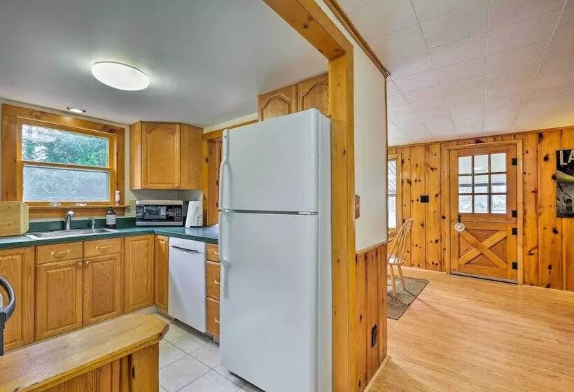 Picturesque Cottage With Sunroom On Ashmere Lake!