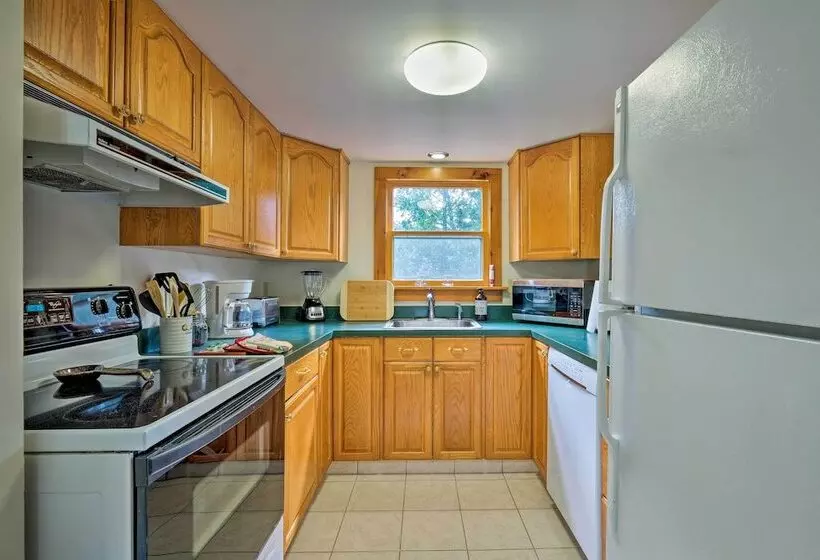 Picturesque Cottage With Sunroom On Ashmere Lake!