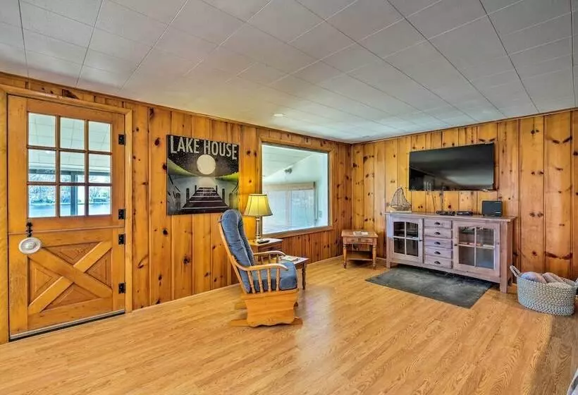 Picturesque Cottage With Sunroom On Ashmere Lake!