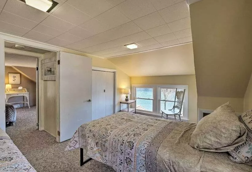 Picturesque Cottage With Sunroom On Ashmere Lake!