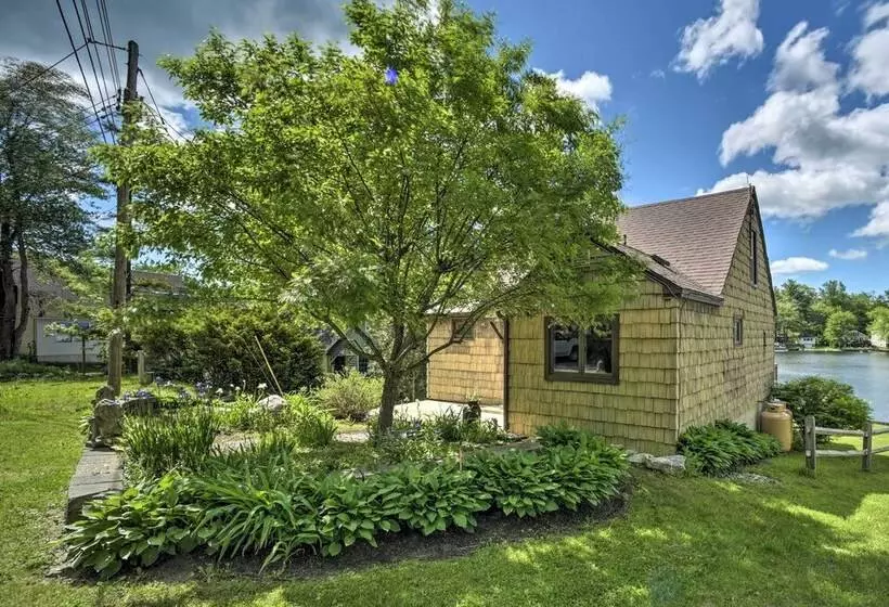 Picturesque Cottage With Sunroom On Ashmere Lake!