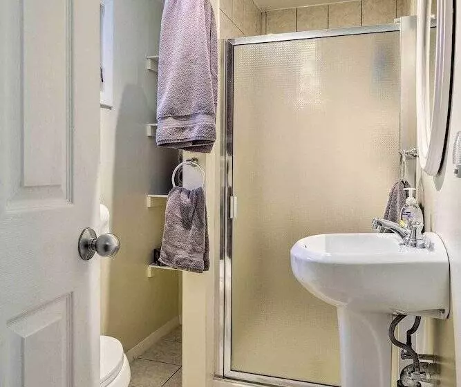 Picturesque Cottage With Sunroom On Ashmere Lake!