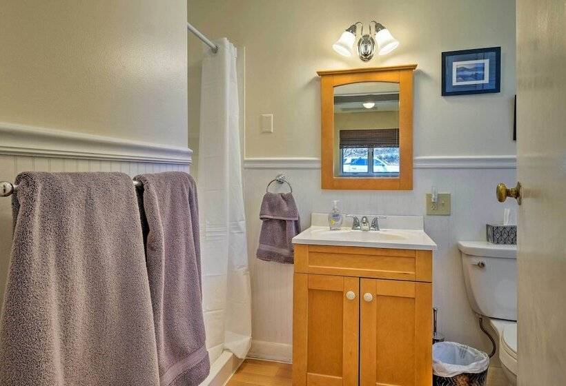 Picturesque Cottage With Sunroom On Ashmere Lake!