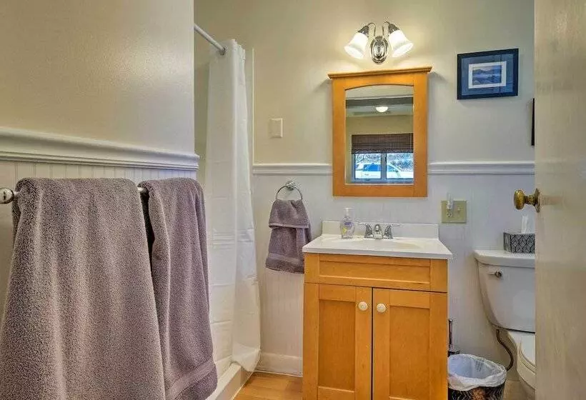 Picturesque Cottage With Sunroom On Ashmere Lake!