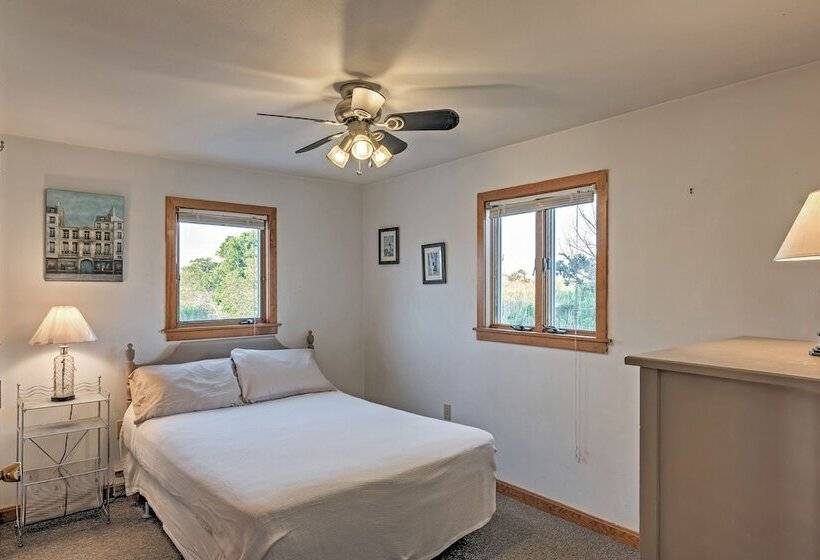 Quaint Coastal Cottage With Patio!