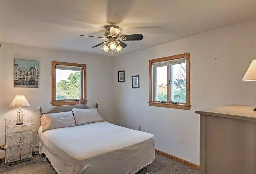 Quaint Coastal Cottage With Patio!