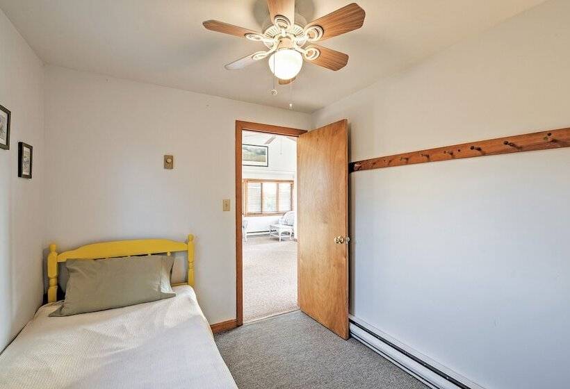 Quaint Coastal Cottage With Patio!