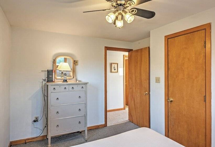 Quaint Coastal Cottage With Patio!