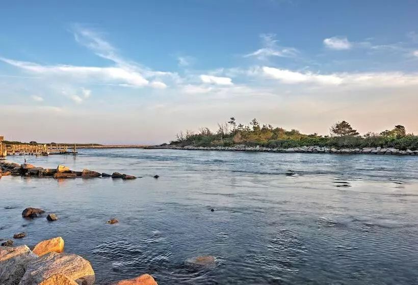 Quaint Coastal Cottage With Patio!