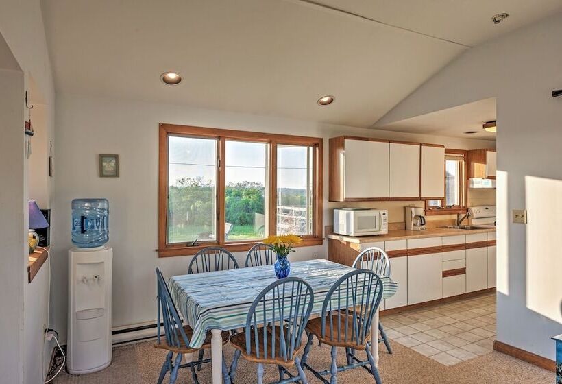 Quaint Coastal Cottage With Patio!