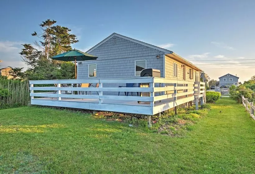 Quaint Coastal Cottage With Patio!