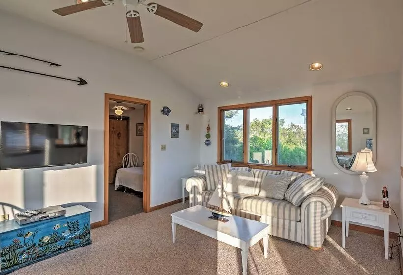 Quaint Coastal Cottage With Patio!