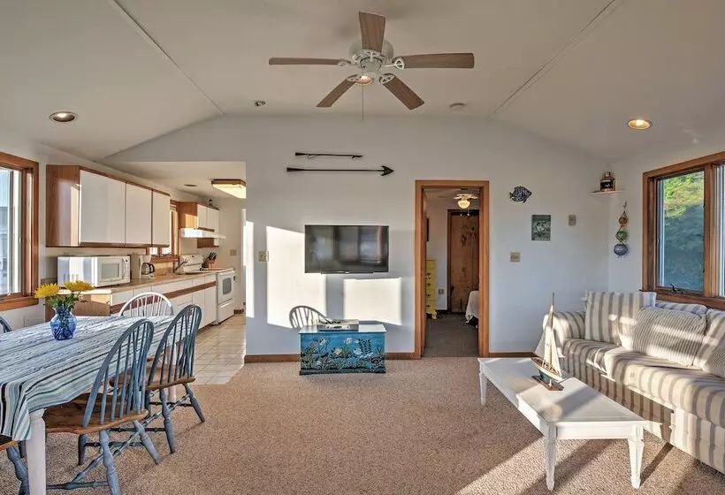 Quaint Coastal Cottage With Patio!