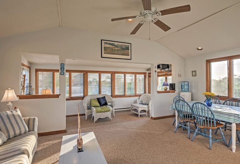 Quaint Coastal Cottage With Patio!