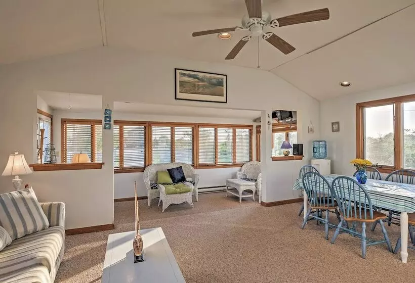 Quaint Coastal Cottage With Patio!